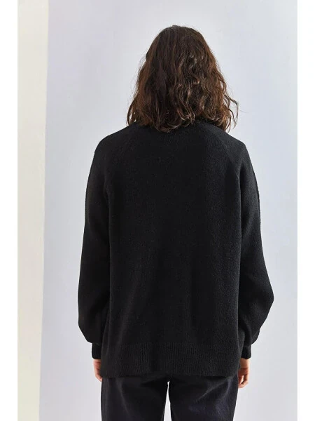 Женский трикотажный свитер с пуговицами, воротником-хомут и полосками - 3