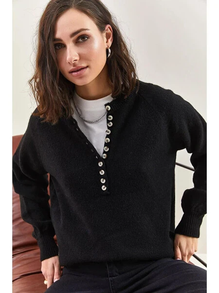 Женский трикотажный свитер с пуговицами, воротником-хомут и полосками - 5