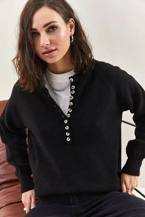 Женский трикотажный свитер с пуговицами, воротником-хомут и полосками - 15
