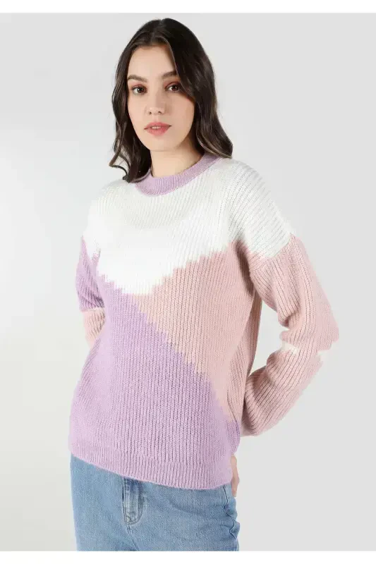 Женский трикотажный свитер с разноцветным узором - 4