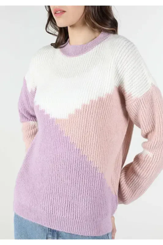 Женский трикотажный свитер с разноцветным узором - 5