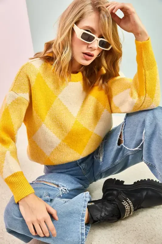 Женский трикотажный свитер в клетку - желтый - BIANCO LUCCI