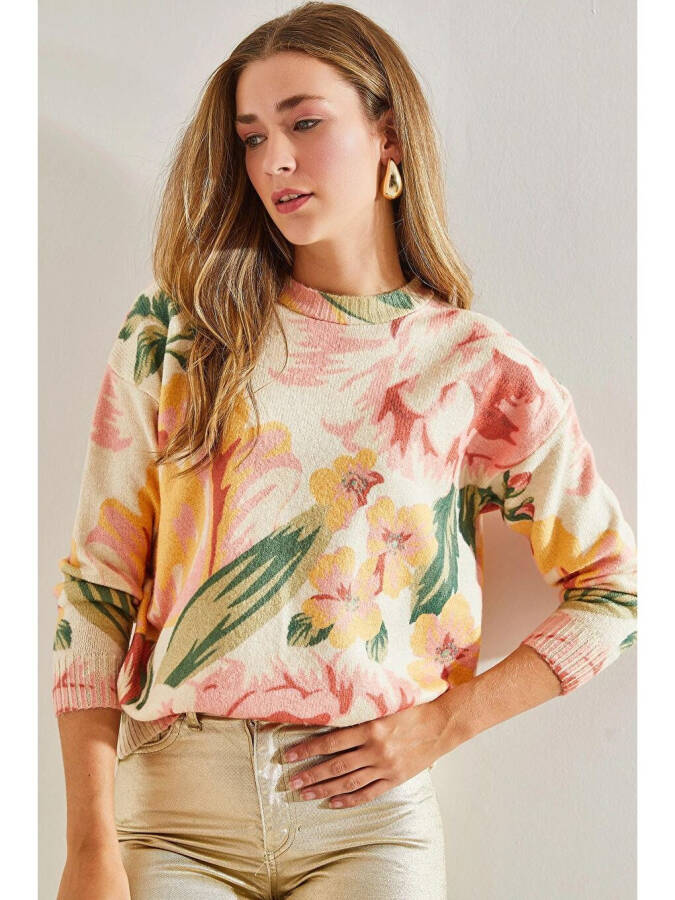 Женский трикотажный свитер в рубчик - бежевый - 1