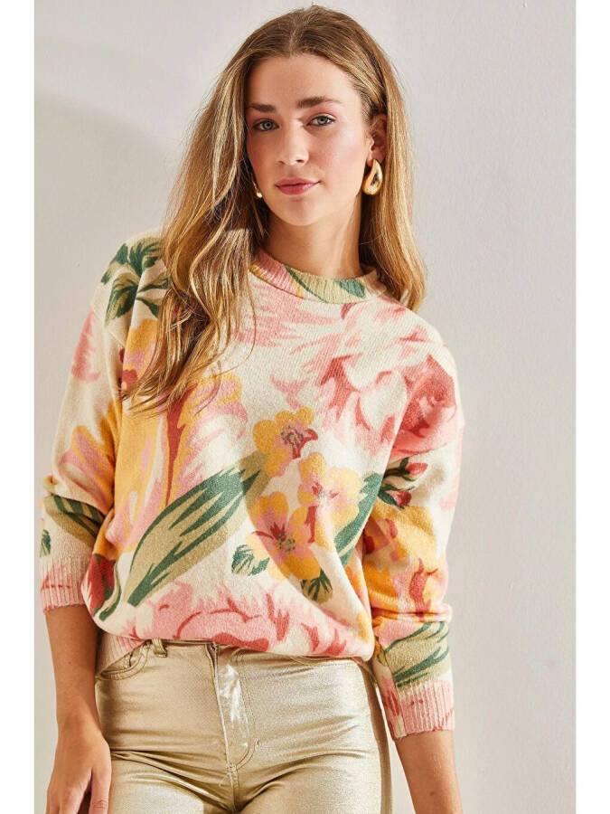 Женский трикотажный свитер в рубчик - бежевый - 2