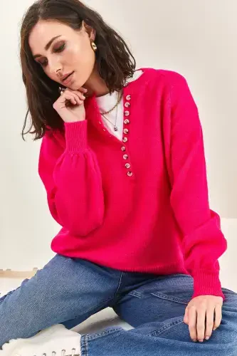 Женский трикотажный свитер в рубчик с воротником-стойкой и застежкой на пуговицах - Розовый - 6