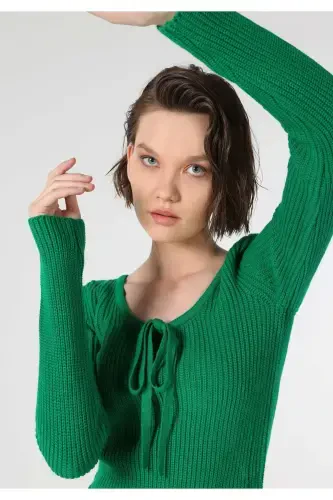 Женский трикотажный свитер зеленого цвета с открытым воротом (Regular Fit) - 1