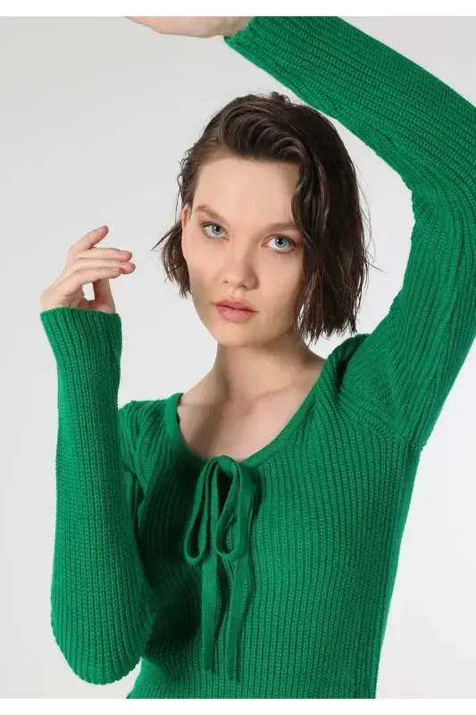 Женский трикотажный свитер зеленого цвета с открытым воротом (Regular Fit) - 1