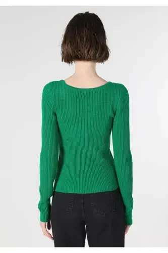 Женский трикотажный свитер зеленого цвета с открытым воротом (Regular Fit) - COLIN’S (1)