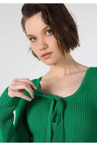 Женский трикотажный свитер зеленого цвета с открытым воротом (Regular Fit) - 5