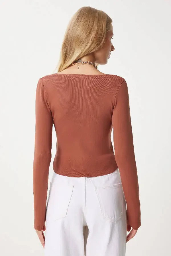 Женский трикотажный топ с глубоким V-образным вырезом коричного цвета FN03371 - 5