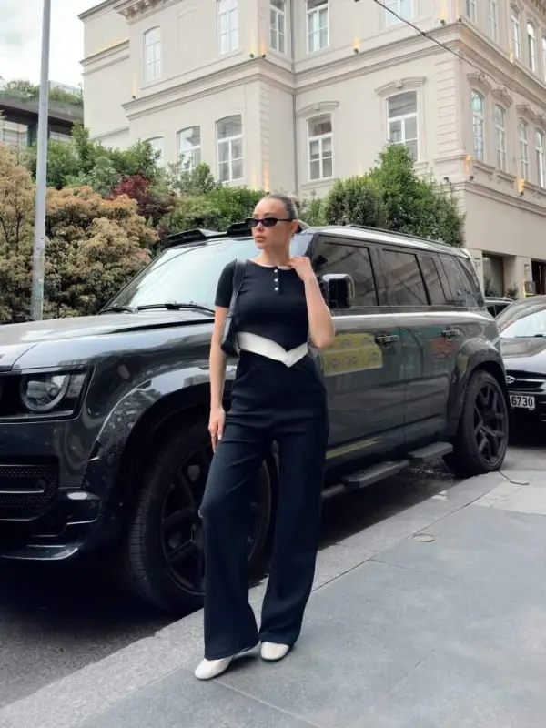 Женский велосипедный воротник, асимметричный крой, майка с деталями и комплект из двух частей: блузка и широкие брюки с высокой талией. - 2