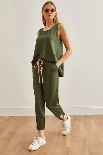 Женский хаки комплект: топ без рукавов, свободного кроя и украшение из кристалла. - 1