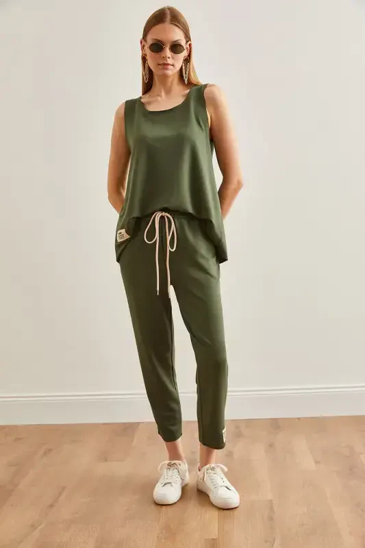 Женский хаки комплект: топ без рукавов, свободного кроя и украшение из кристалла. - 3