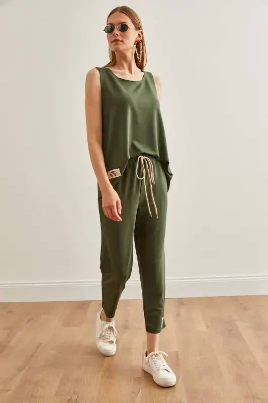 Женский хаки комплект: топ без рукавов, свободного кроя и украшение из кристалла. - 5