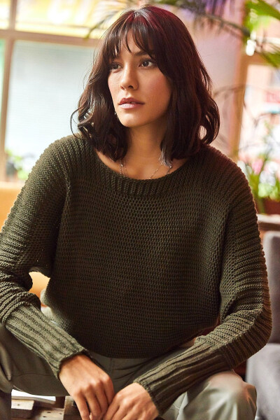 Женский хаки свитер вязки пчелиные соты с деталями на локтях - 4