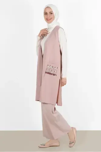 ЖЕНСКИЙ ЖИЛЕТ С КАРМАНАМИ И ВЫШИВКОЙ, ПУДРА (ЛОСОСЬ) 40848-ПУДРА (ЛОСОСЬ) - TRENDTESETTÜR (1)