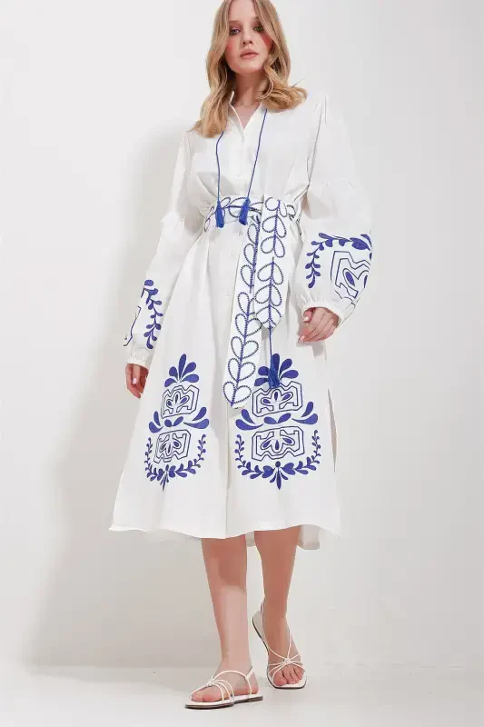 Женское белое платье рубашечного кроя с поясом и двумя разрезами из льна ALC-X11570-BEYAZ - 2