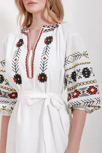 Женское белое платье с воротником-мандарином, рукавами-фонариками, подкладкой, поясом и вышивкой ALC-X11571 - 6