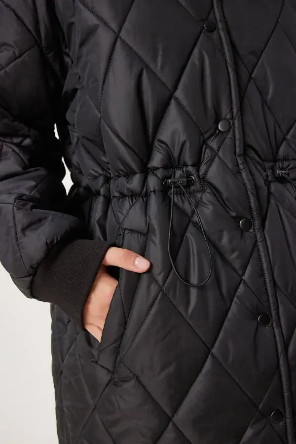 Женское черное стеганое пальто с меховым воротником PYS0030 - 7