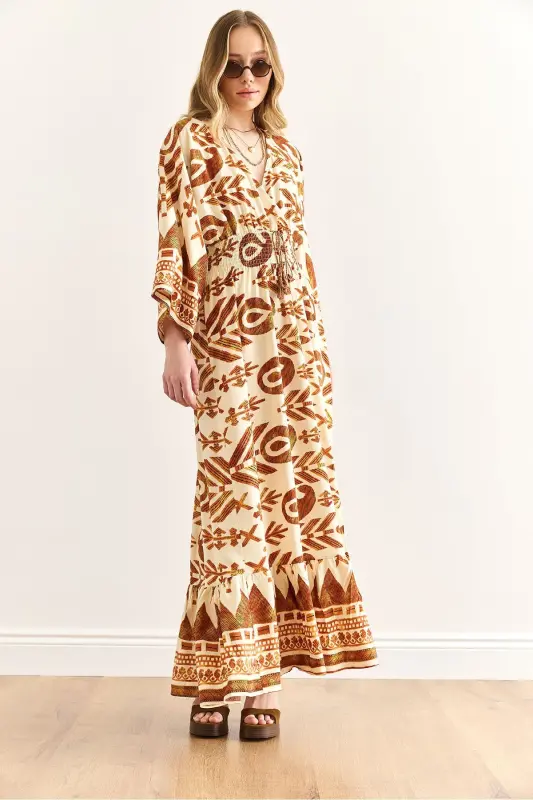 Женское этническое кофейное платье-макси с запахом, сборками на талии и V-образным вырезом. - 3