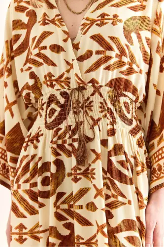 Женское этническое кофейное платье-макси с запахом, сборками на талии и V-образным вырезом. - 6