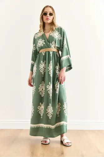 Женское французское зеленое платье с запахом и эластичной талией. - 2