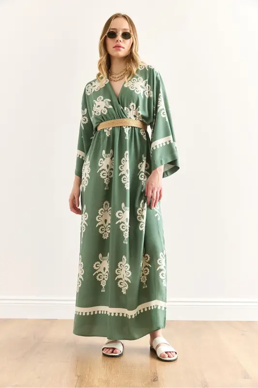 Женское французское зеленое платье с запахом и эластичной талией. - 2