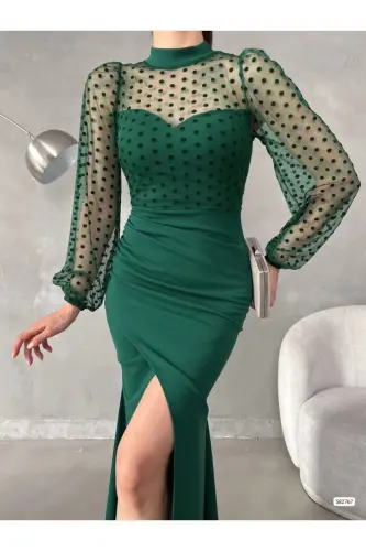 Женское изумрудное платье макси большого размера с деталями из тюля на вырезе «рыбка» и разрезом - изумрудно-зеленое - 4
