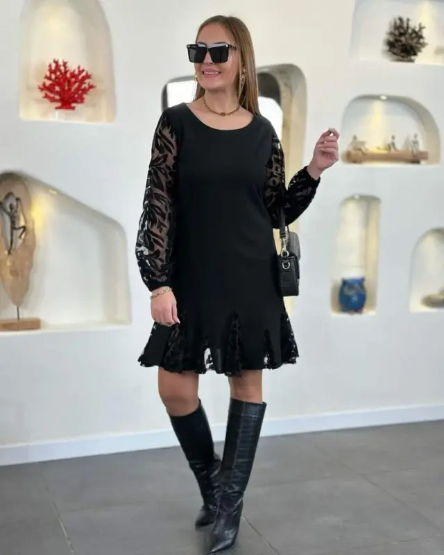 Женское короткое импортное крепированное платье с длинными рукавами, круглым вырезом, кружевными манжетами и подолом. - 2