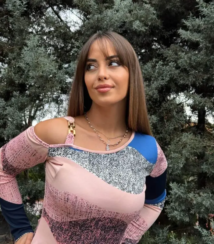 Женское короткое платье из дайвинга с длинными рукавами, одним плечом на бретельке и деталью с пряжкой - 5