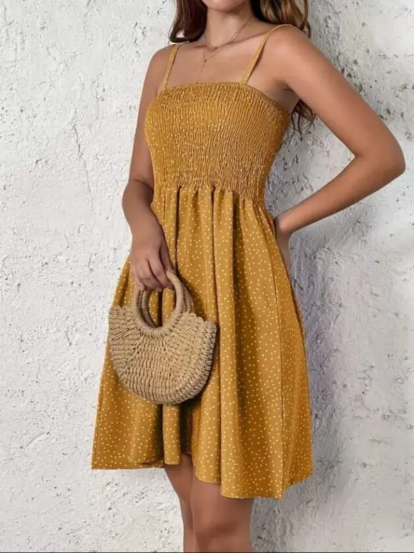 Женское короткое платье из супрема на бретельках с узором и сборками - 2