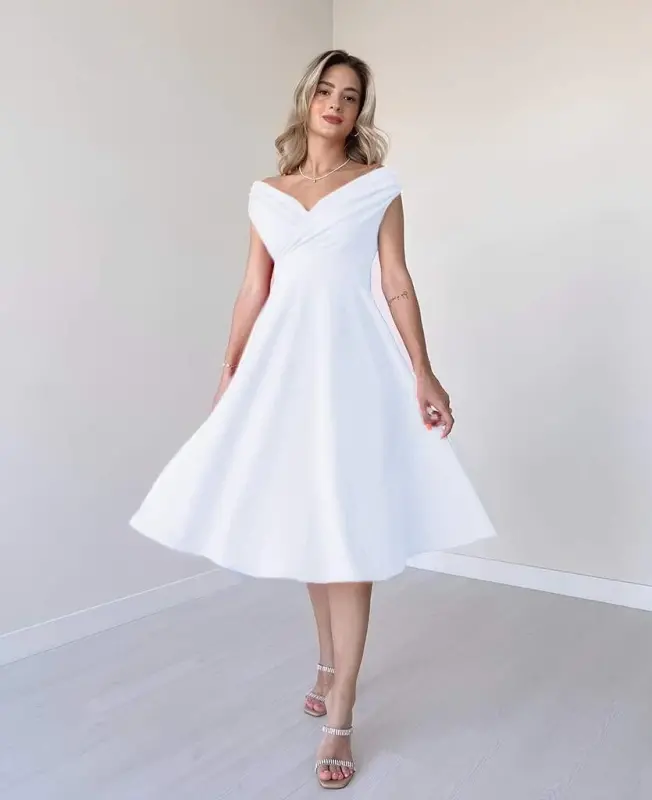 Женское короткое платье-кремп с запахом, V-образным вырезом и оборками на юбке. - 3