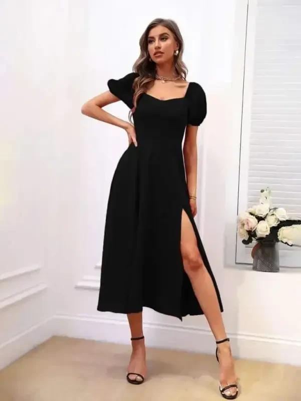 Женское короткое платье миди из жатого крепа с квадратным вырезом и разрезом. - 2