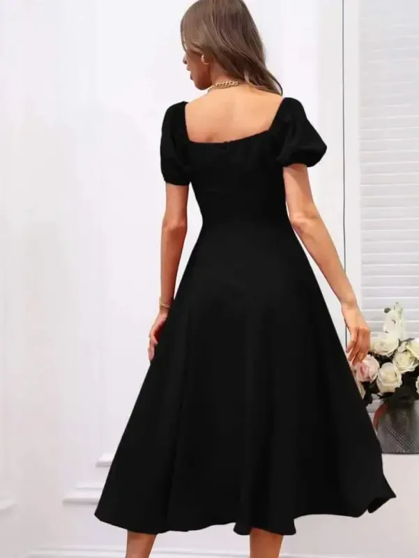 Женское короткое платье миди из жатого крепа с квадратным вырезом и разрезом. - 3