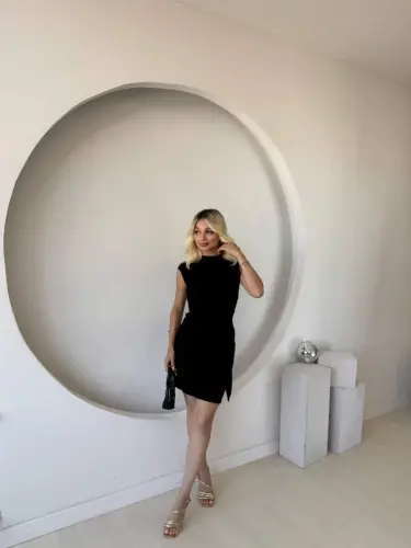 Женское короткое платье мини из модала с короткими рукавами-крылышками, круглым вырезом и завязкой на талии - BÜYÜKBEDENIZ (1)