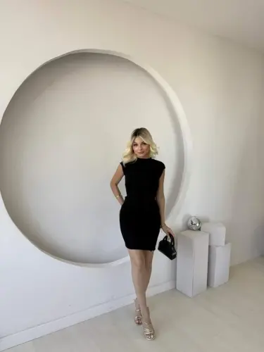 Женское короткое платье мини из модала с короткими рукавами-крылышками, круглым вырезом и завязкой на талии - 3