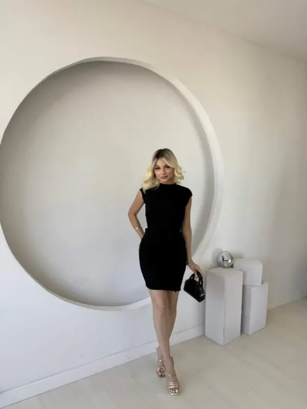 Женское короткое платье мини из модала с короткими рукавами-крылышками, круглым вырезом и завязкой на талии - 3