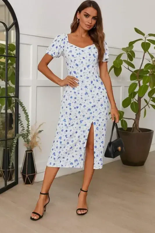 Женское короткое платье с цветочным принтом, короткими рукавами, сборками на вырезе и эластичными манжетами. - 1