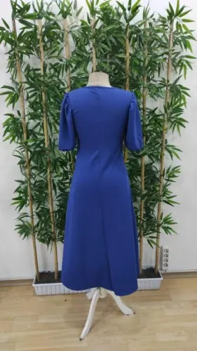 Женское короткое платье-трапеция из жатого крепа с рукавами-фонариками и круглым вырезом - 4