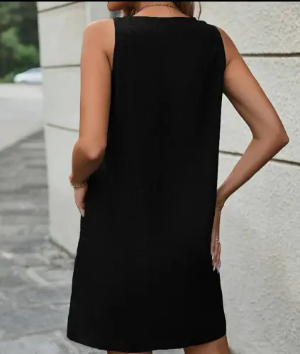 Женское льняное платье без рукавов на широких бретелях с пуговицами и карманами - 3
