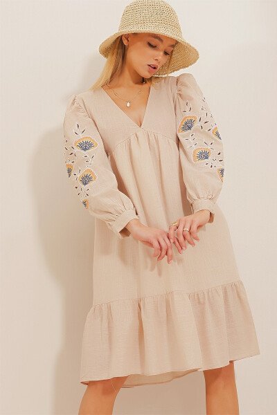 Женское льняное платье с вышивкой V-образным вырезом бежевого цвета ALC-X10659 - 3