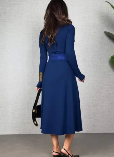 Женское миди-платье из вискозы с длинными рукавами, воротником, кожаной отделкой на талии, поясом и разрезом из двух нитей. - 2