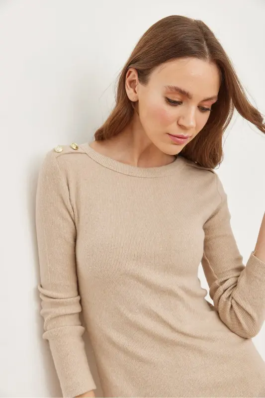 Женское мини-платье из эластичной ткани с начесом, с пуговицами на плече. - 3