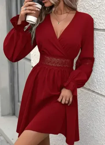 Женское мини-платье из импортного крепа с длинными рукавами, запахом, кружевом и молнией. - 1