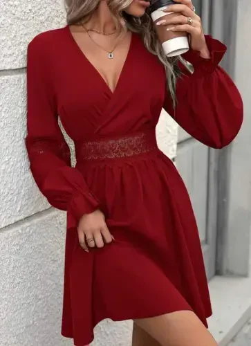 Женское мини-платье из импортного крепа с длинными рукавами, запахом, кружевом и молнией. - 4