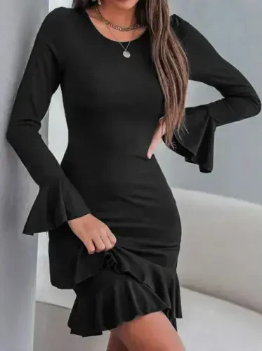 Женское мини-платье из жатого крепа с длинными рукавами, круглым вырезом, оборками на манжетах и воланами. - 3