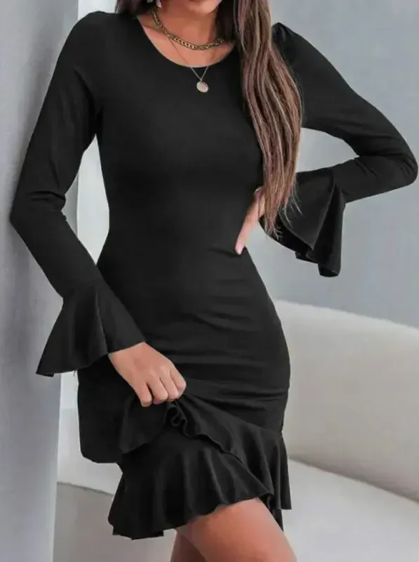 Женское мини-платье из жатого крепа с длинными рукавами, круглым вырезом, оборками на манжетах и воланами. - 3