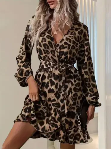 Женское мини-платье с длинными рукавами, запахом, поясом на талии, перекрестным кроем и леопардовым узором из модала. - 4