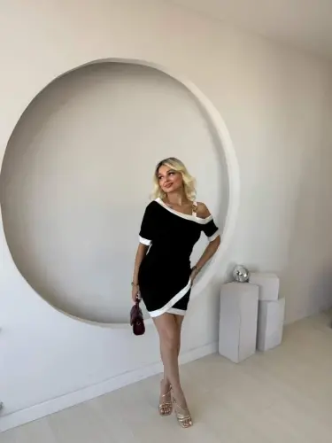 Женское модальное платье с короткими рукавами, асимметричным вырезом, отделкой лентой на горловине и деталями фурнитуры. - 4