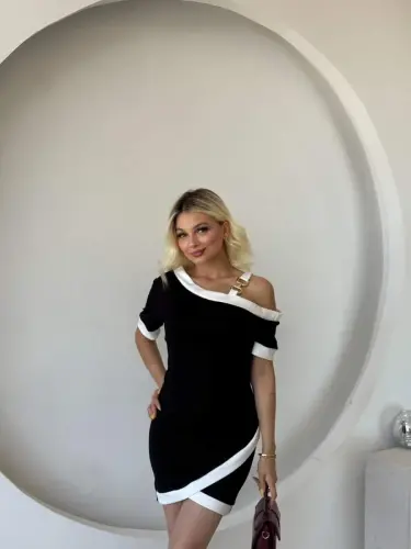 Женское модальное платье с короткими рукавами, асимметричным вырезом, отделкой лентой на горловине и деталями фурнитуры. - 5